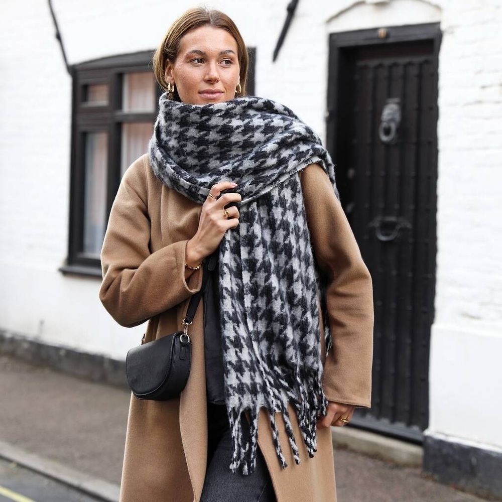 NWT DKNY Black and White Chunky Houndstooth Scarf